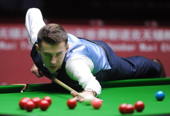 她却表现出 她却表现出