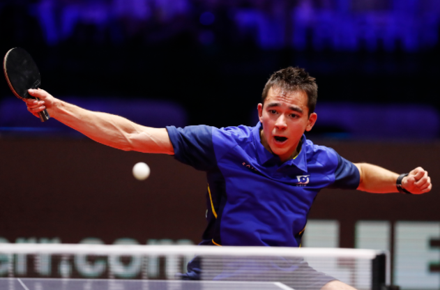 世界杯見證友誼情深！ 阿奎羅賽後第一時間衝入球場祝賀梅西+穿上球衣高舉大力神杯！.